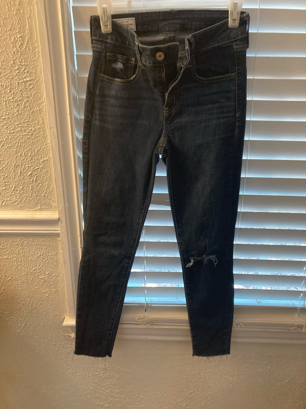 GAP Dark Wash Skinny Jeans — Black Denim with Subtle Distress